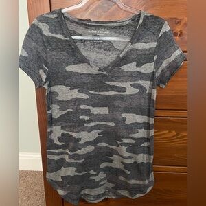 Lucky Brand camo v-neck tshirt size small